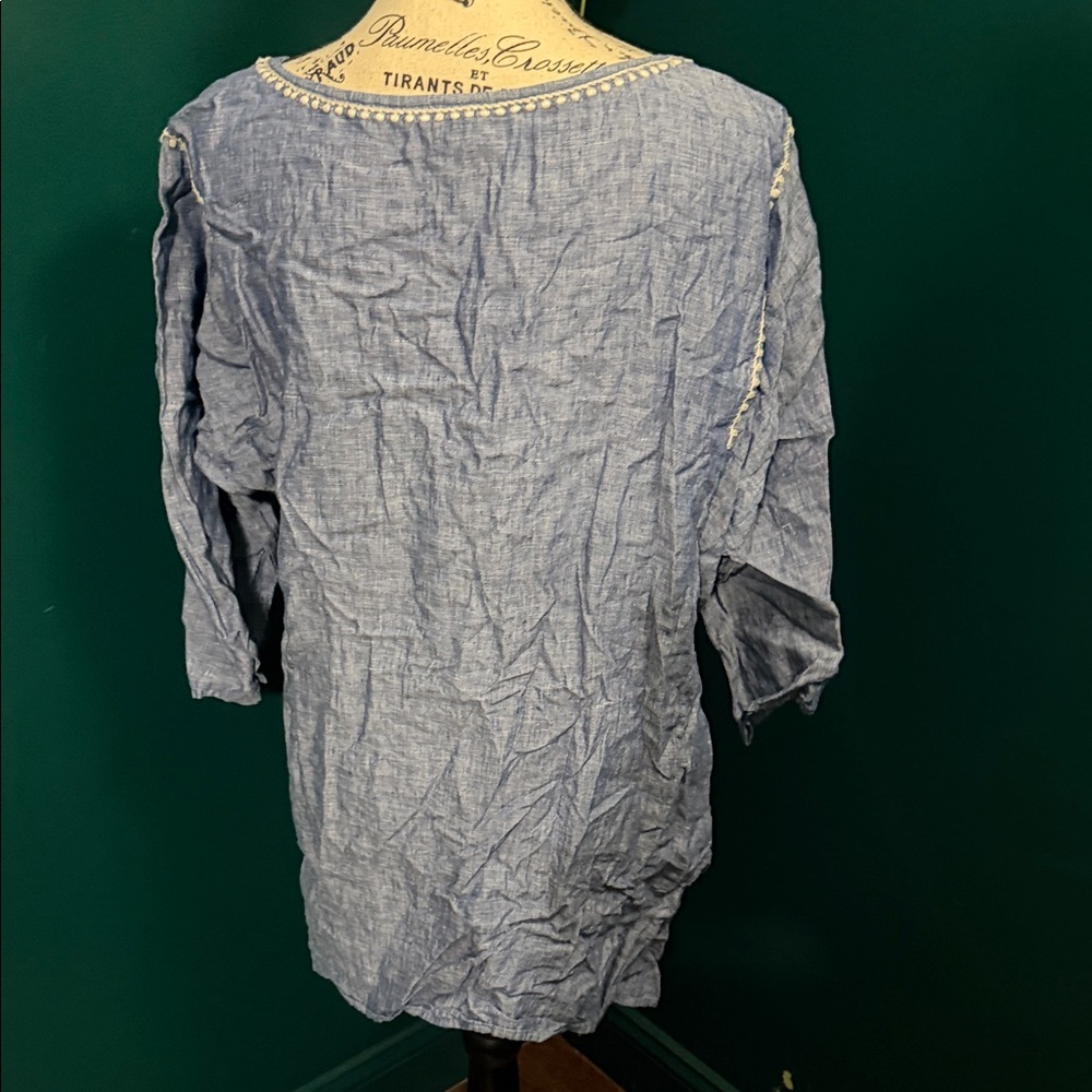 Eddie Bauer Light Blue Women's Blouse with Button Accents - Picture 4 of 7